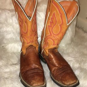 Orange top Ariat lady boots.! 😍 cowboys boots